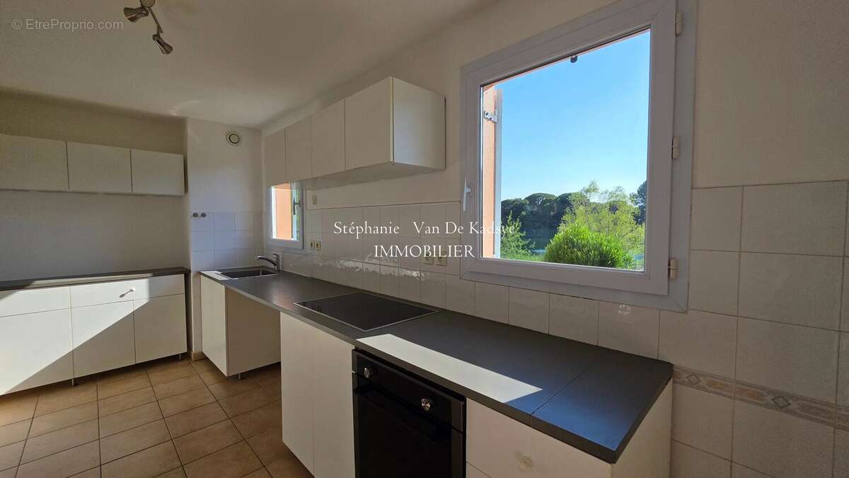 Appartement - rez-de-jardin -   2 chambres - terrasse  11m² - photo 4