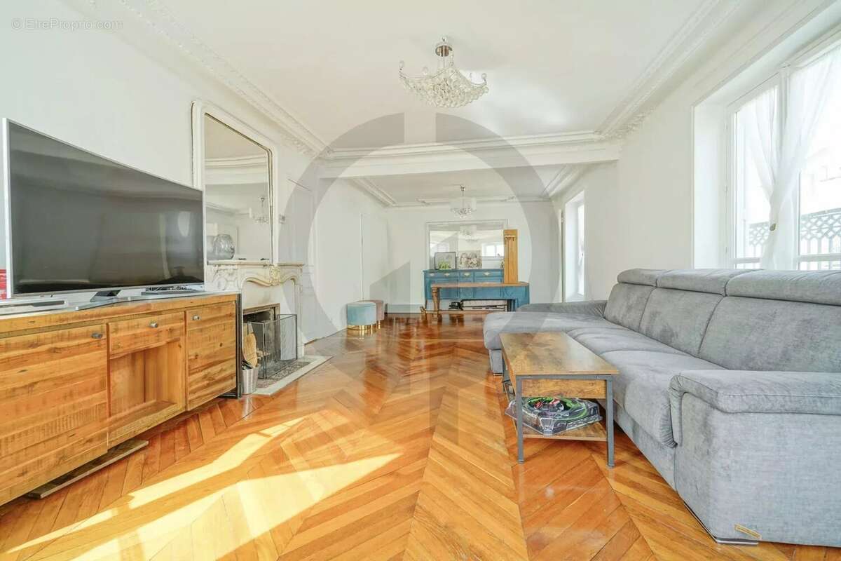 Appartement à PARIS-8E