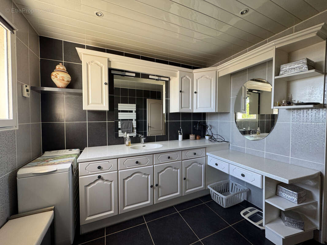 Maison à LAUDUN-L'ARDOISE