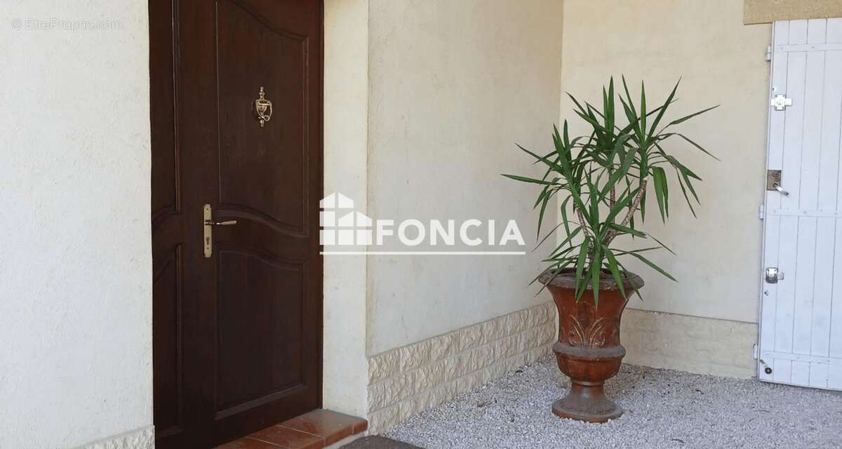 Saint-Quentin-La-Poterie - Villa provençale 150 m² avec piscine sur terrain constructible de 2700 m² - photo 4
