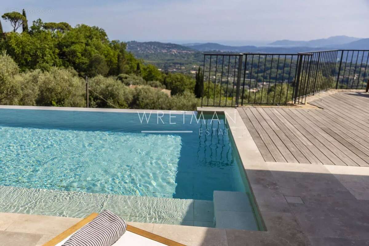 Maison à CHATEAUNEUF-GRASSE