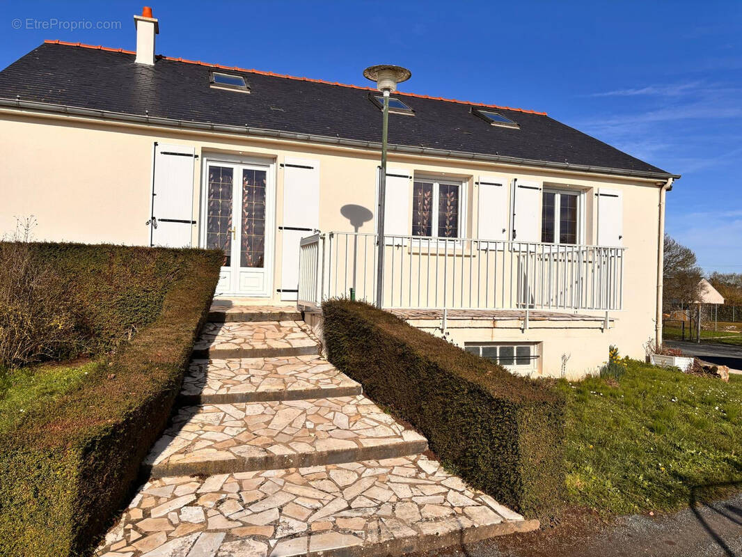 Maison à SAINT-HERBLON