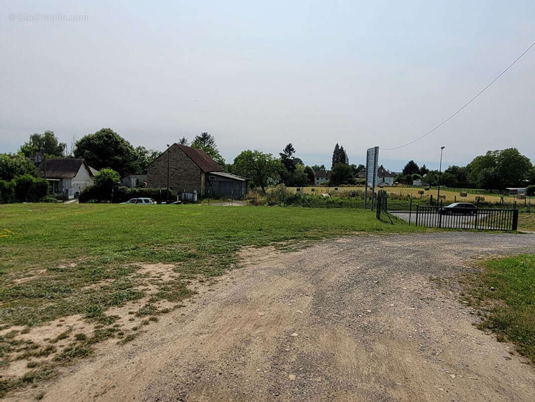 Commerce à SAINT-YRIEIX-LA-PERCHE