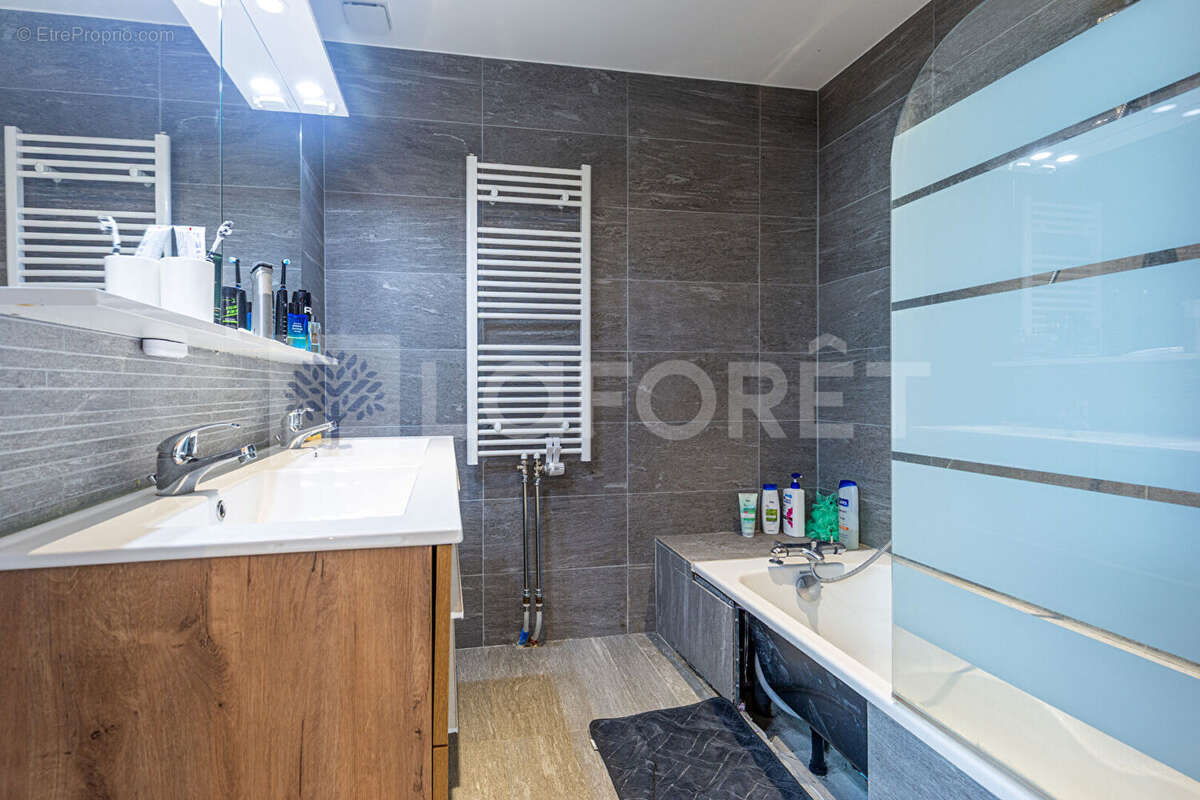 Agence immobiliere laforet - "dodonea" - annecy / seynod - appartement duplex t5 de 189,4m² au sol et 119m²  loi carrez - cave - - photo 7