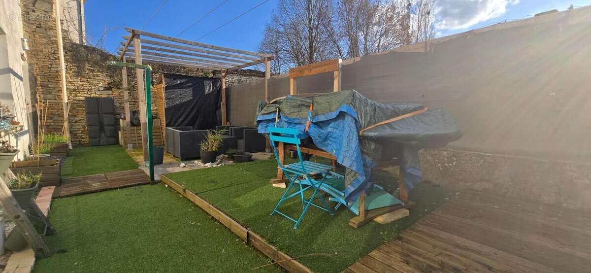 Maison en pierre 146m² rénovée situé à Frasne-le-Château - photo 16