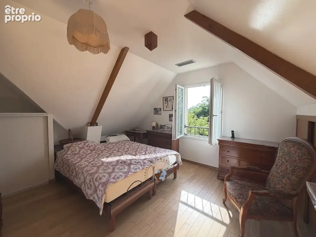 Très belle maison nichée dans la verdure, tout proche du centre. - photo 11
