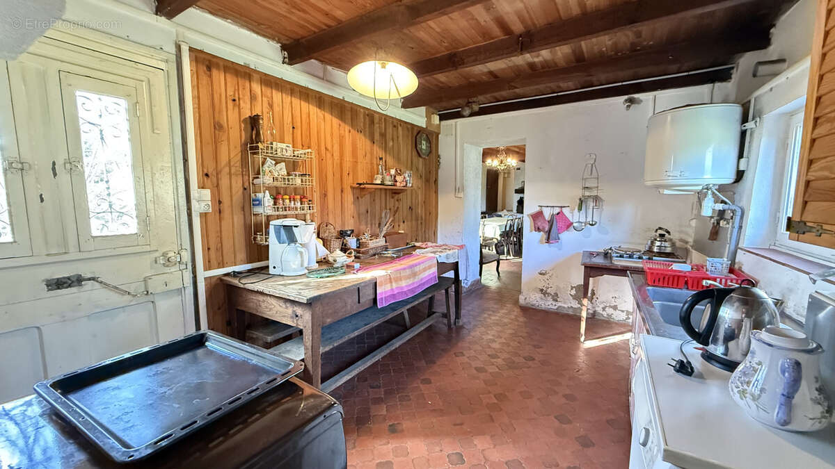 Maison de campagne familiale à rénover entièrement avec grand terrain et dépendances - photo 15