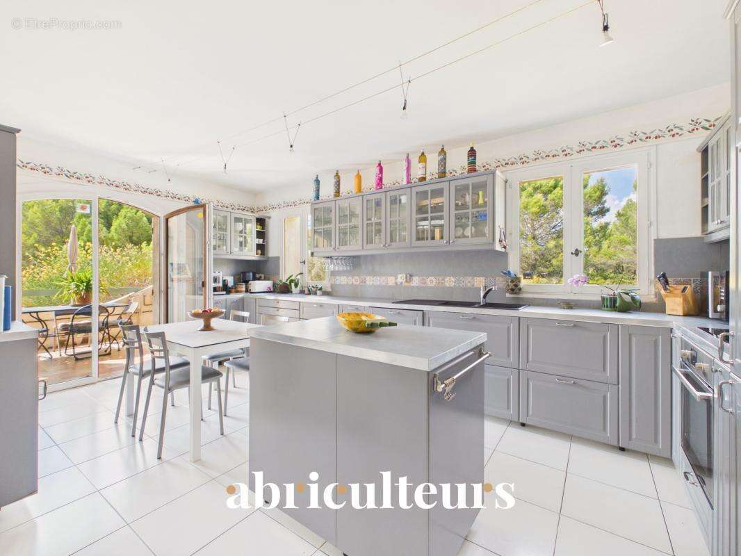 Propriété de 308 m² sur 1 hectare — 8 pièces — Lambesc (13410) - photo 7