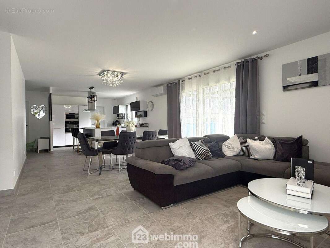 La pièce de vie d'environ 49 m2 comprend : - Maison à NEUVILLE-DE-POITOU