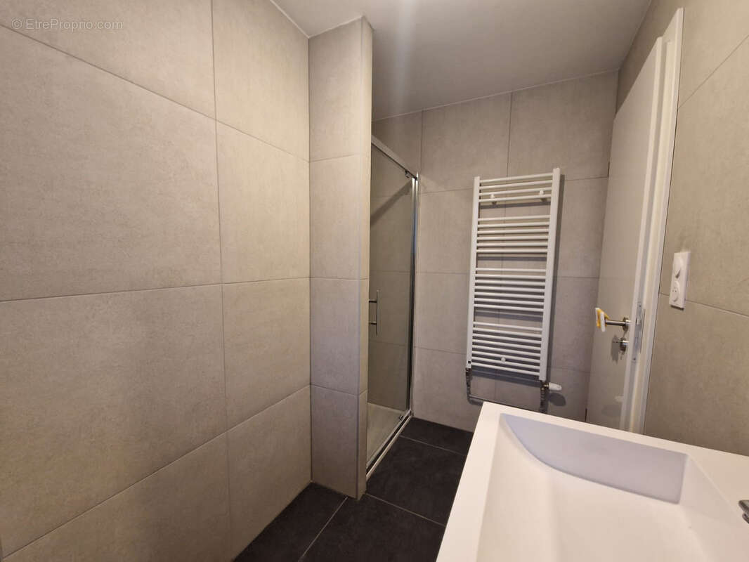F3 entièrement rénové avec loggia et cave - photo 13