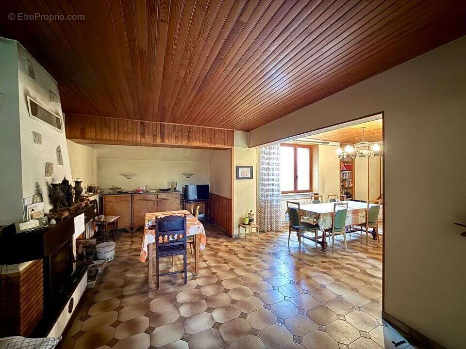 Maison ancienne avec grange et grand terrain - - photo 4