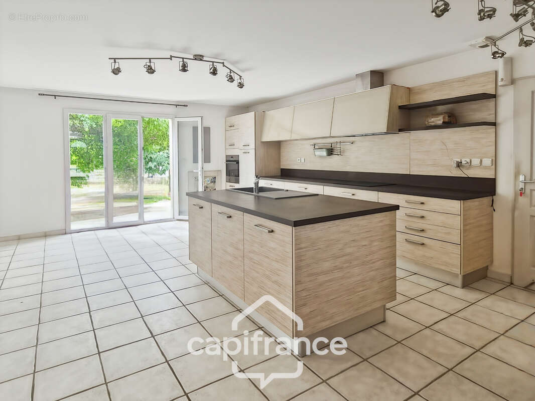 Maison à vendre 4 pièces ROQUEMAURE (30)-107m²-terrain 1540m² avec piscine et grand garage - photo 3