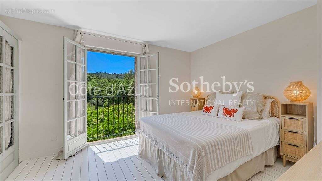 Villa provençale 210 m² avec piscine et jardin paysager proche Pampelonne - photo 9