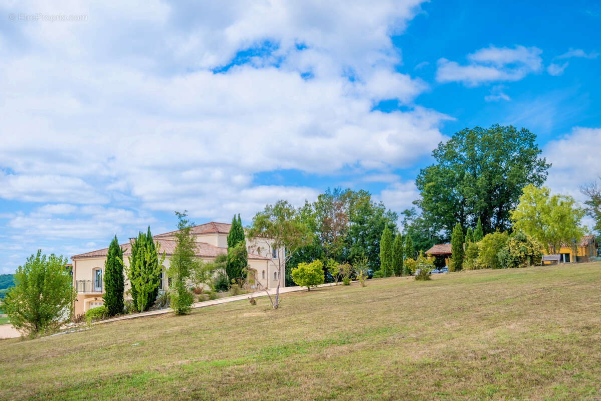 Maison de prestige d'environ 423m2 avec vue panoramique, piscine, gîte indépendant de 80m2 et prestations haut de gamme dans le  - photo 4