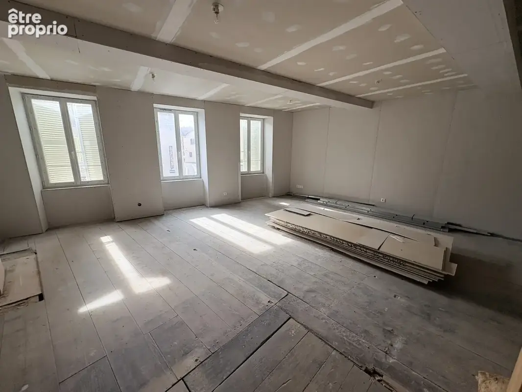 Immeuble avec local commercial loué et appartement à fort potentiel   Centre de Gannat - photo 2