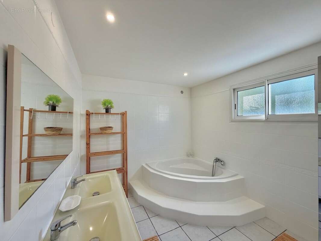 À vendre – Villa T7 avec piscine, jacuzzi et fort potentiel locatif – Petite-Île (97429) - photo 7