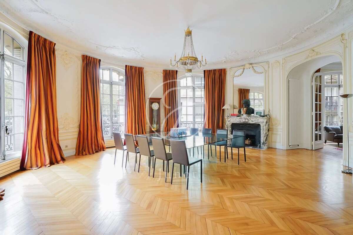 Appartement à PARIS-16E