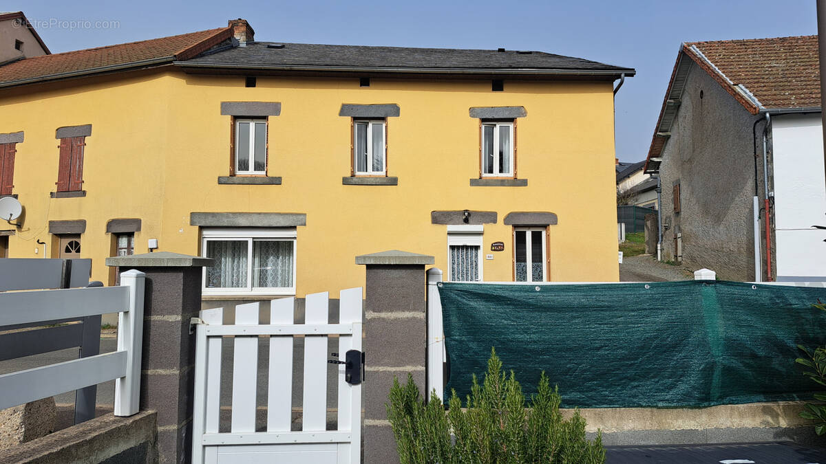 Maison à CHAPDES-BEAUFORT