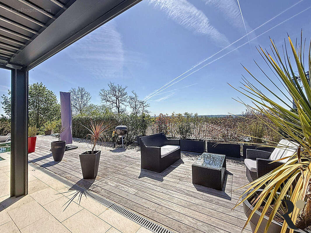 Maison à SAINT-PIERRE-DE-LAGES