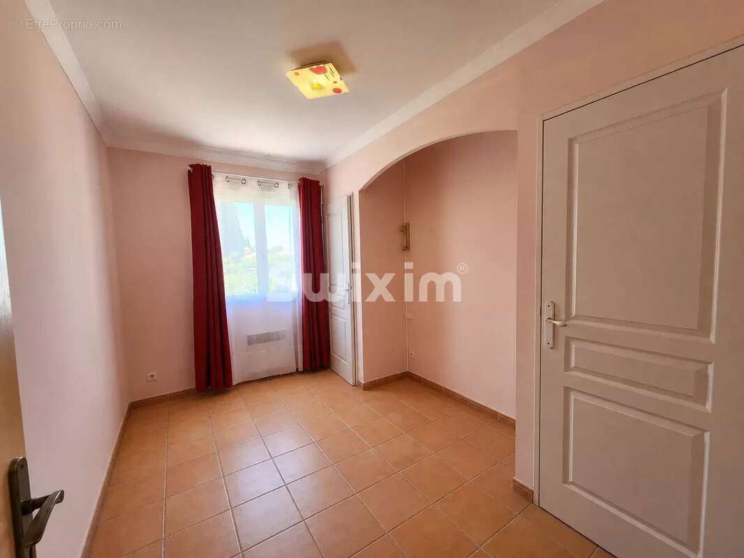 Belle maison de plain de pied avec jardin piscinable et garage.  - photo 9
