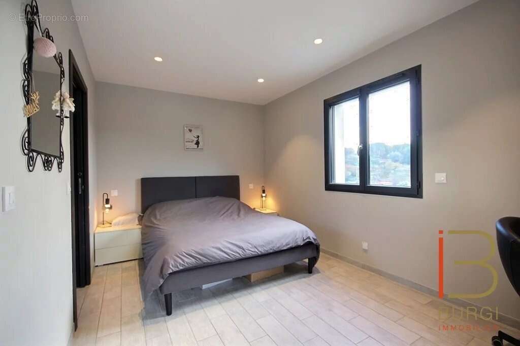 Maison à ROQUEBRUNE-SUR-ARGENS