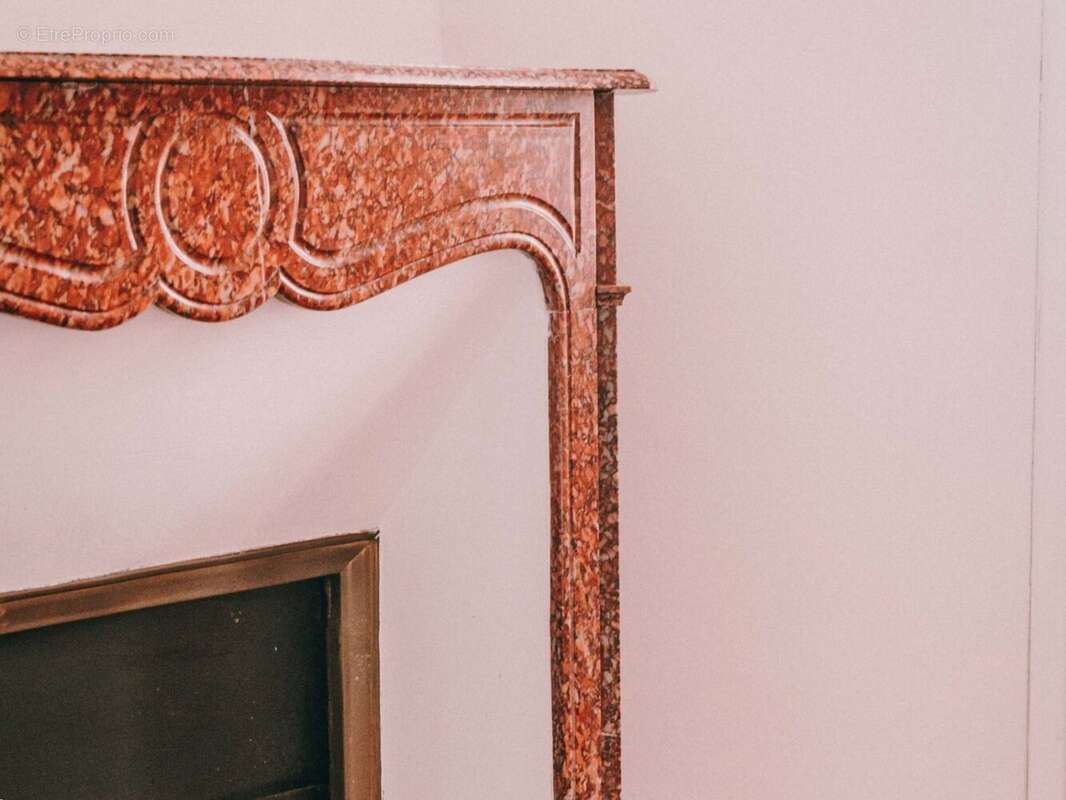 détail cheminée de la chambre de l&#039;étage avec balcon - Maison à SAINT-PAUL-LES-DAX