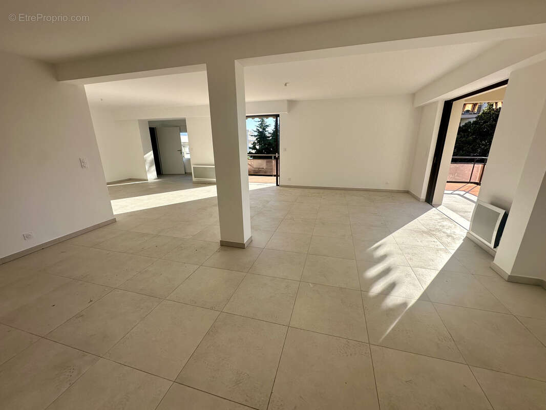 Appartement à SAINT-LAURENT-DU-VAR