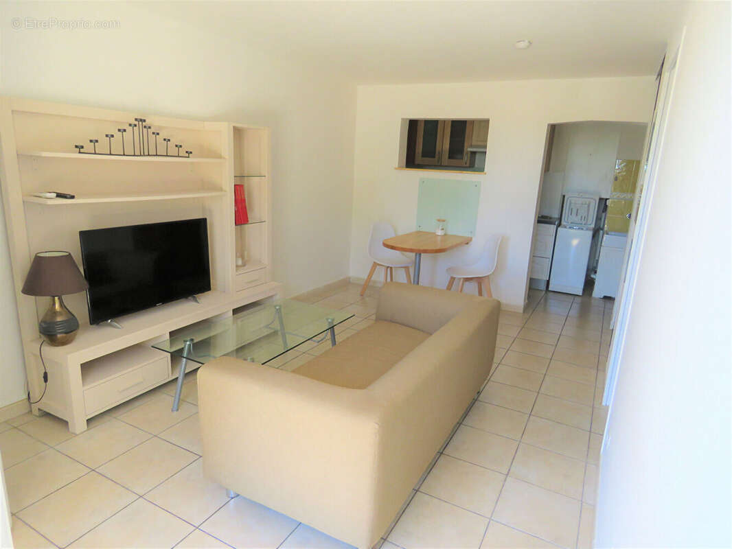 Maison à SAINT-MITRE-LES-REMPARTS