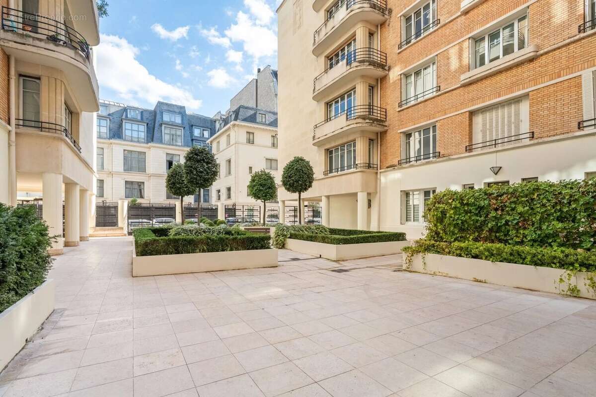 Appartement à PARIS-16E
