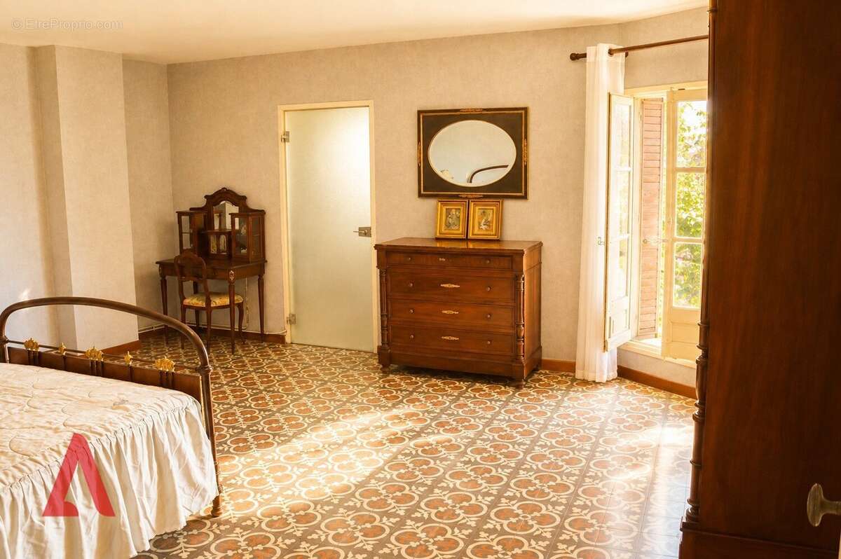 Maison vigneronne avec grand potentiel et piscine - photo 4