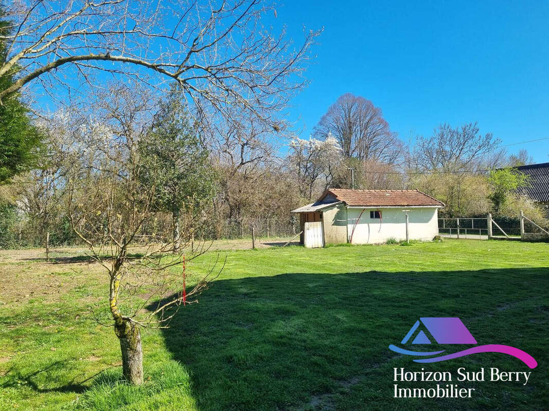 jardin et garage - Maison à NOUZIERS