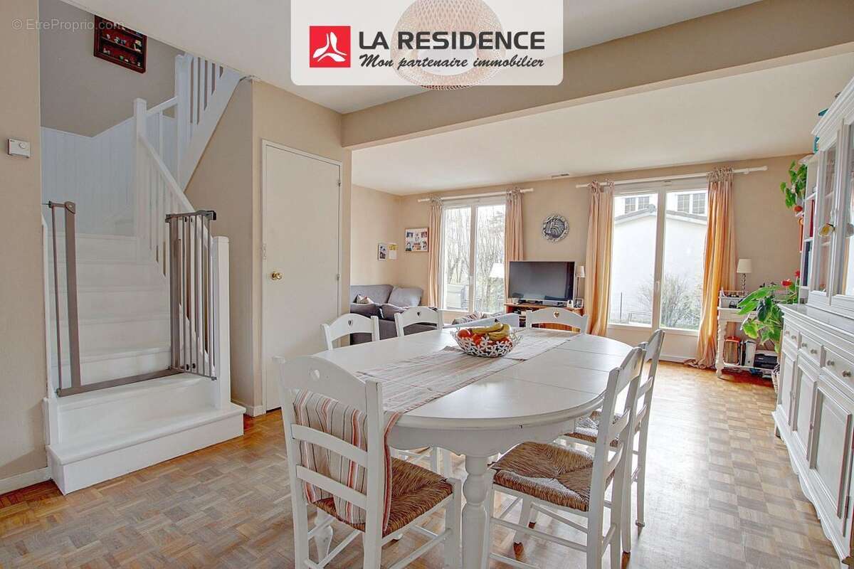 Maison à LE MESNIL-SAINT-DENIS