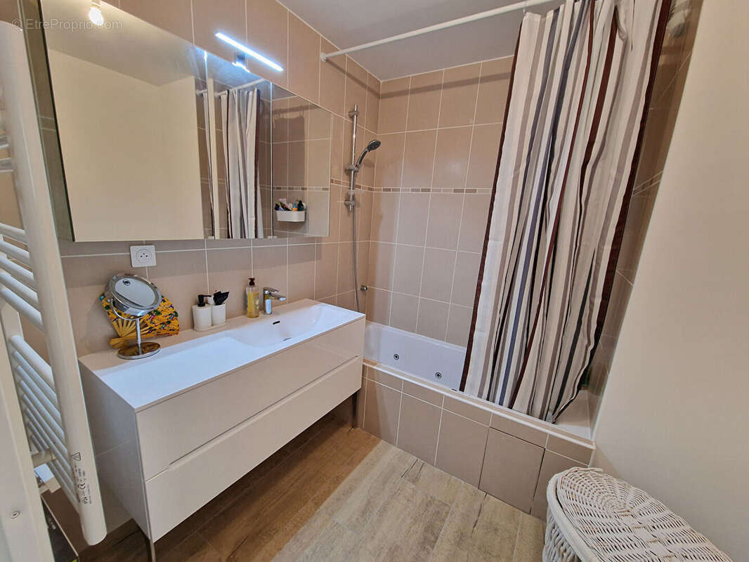 Appartement à CARROS