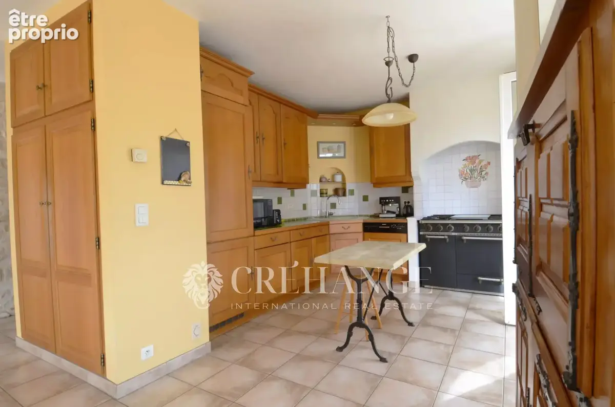 Maison de 200m² - 6 pièces - Dépendances - photo 4