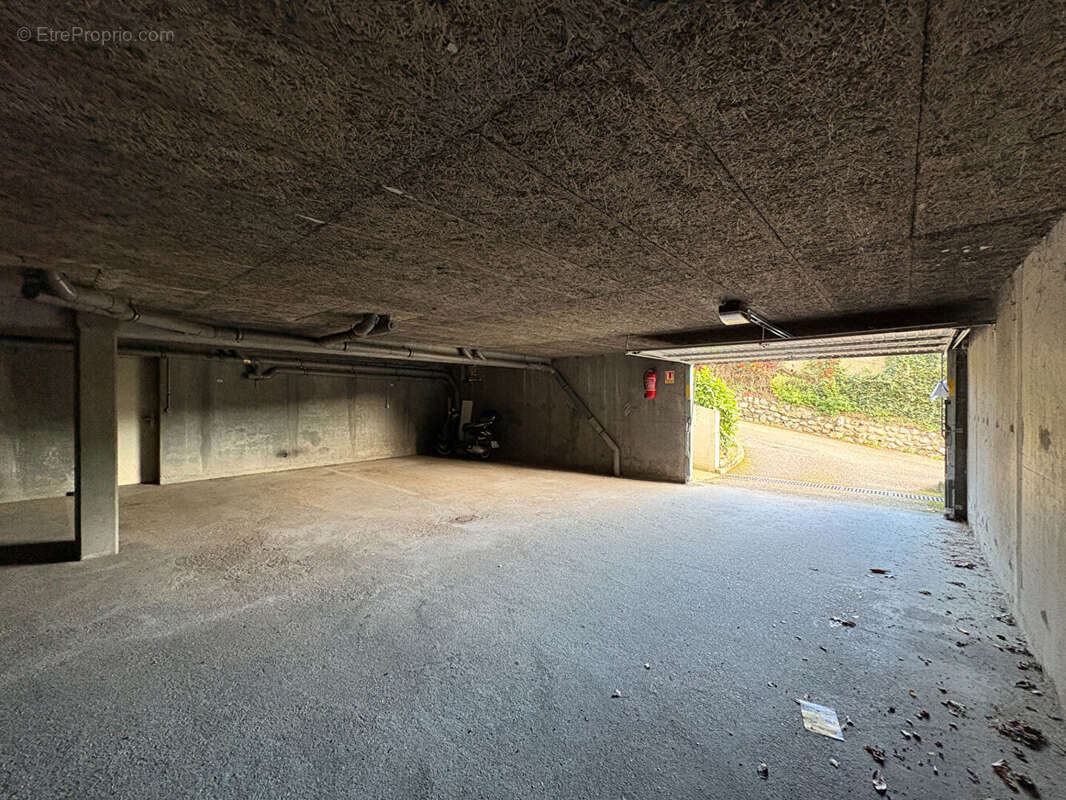 Parking à MONT-SAINT-AIGNAN