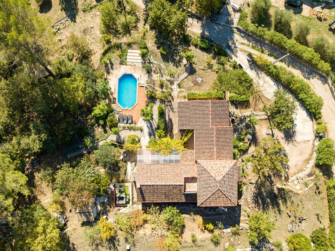 À VENDRE EN EXCLUSIVITÉ - CALLAS Maison 4 chambres avec piscine et grand terrain de 3205 m² - photo 23