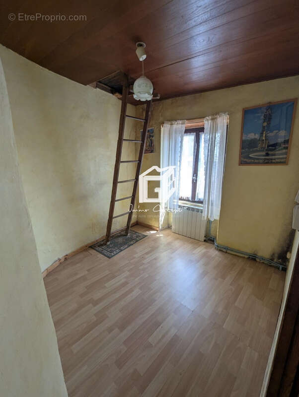 Maison à SALLES-CURAN