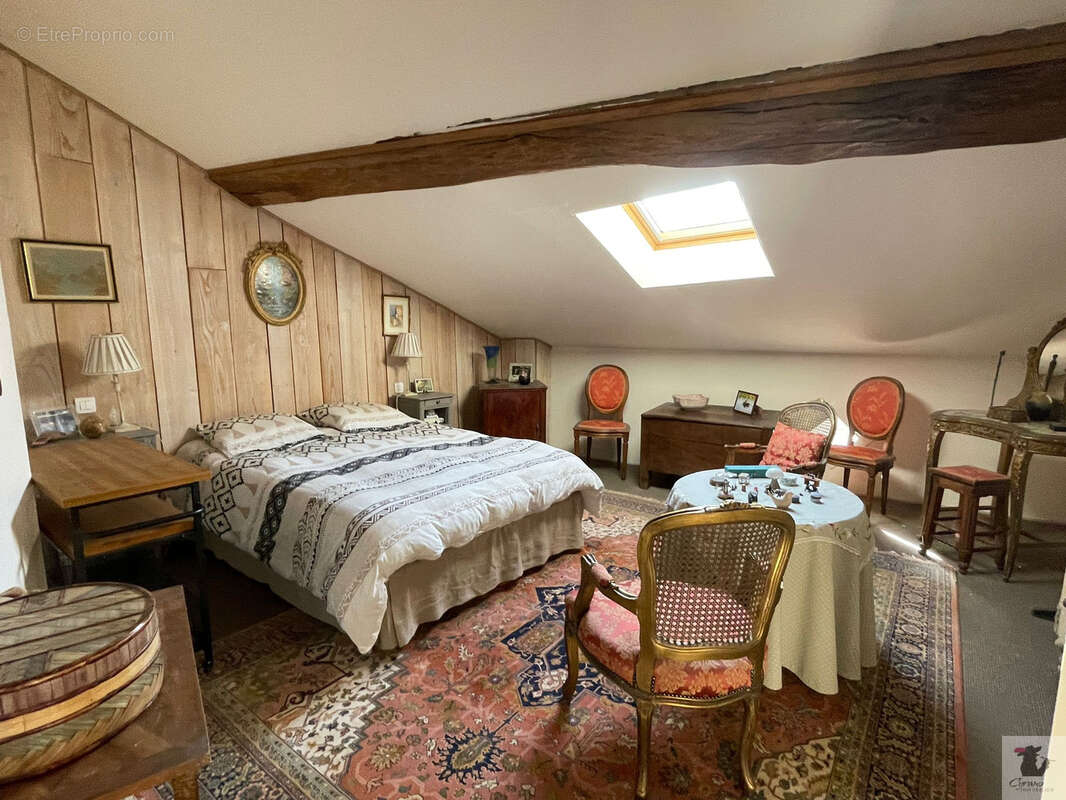 VIAGER / Maison de 190 m2 RESTAUREE  en plein coeur de BERGERAC, place parking privée - photo 12