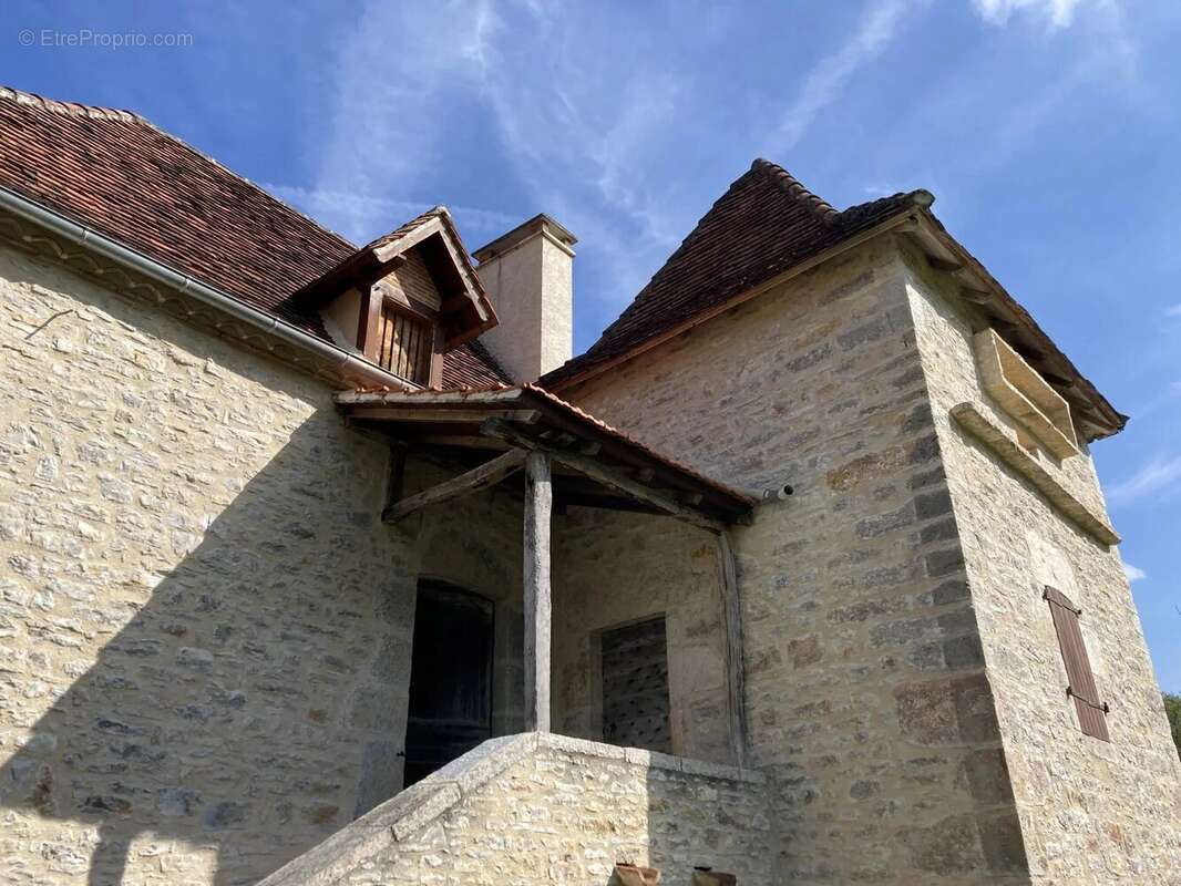 Unique dans le secteur de la vallée du Célé : magnifique ancienne ferme avec pigeonnier à rénover entièrement, située sur un ter - photo 2