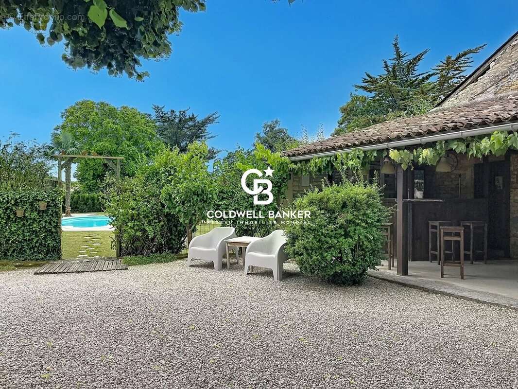Maison familiale de belles prestations avec jardin et piscine à Aumagne - photo 7