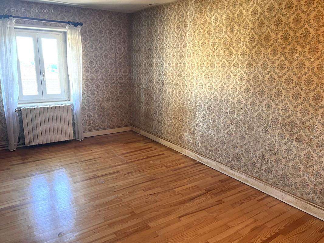 Maison à POULE-LES-ECHARMEAUX