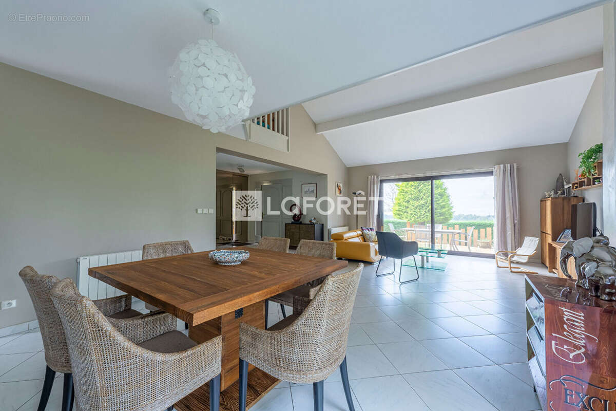 Maison à SAINT-LAURENT-DE-CHAMOUSSET