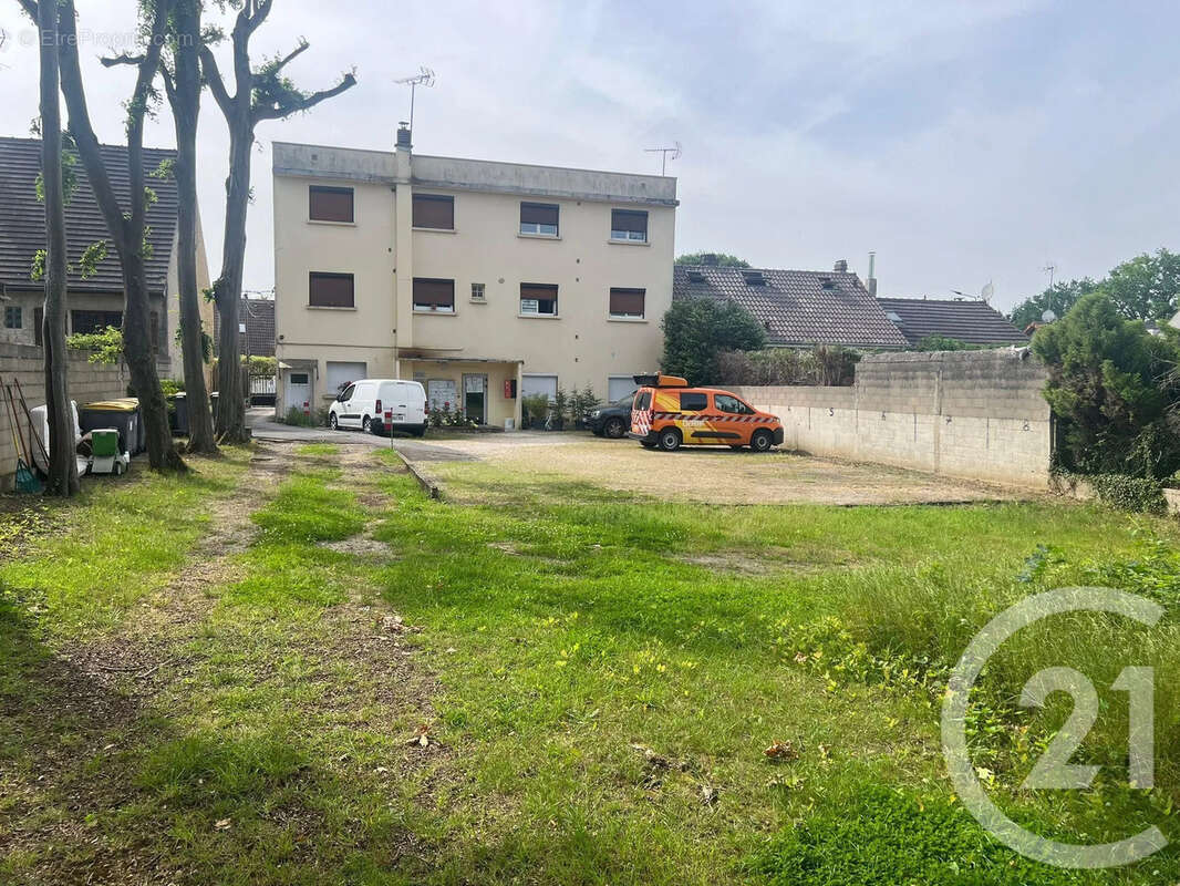 Parking à CLAYE-SOUILLY