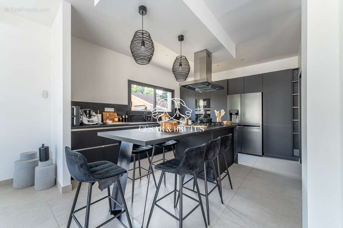 Maison 200 m² à Meyzieu  - photo 6