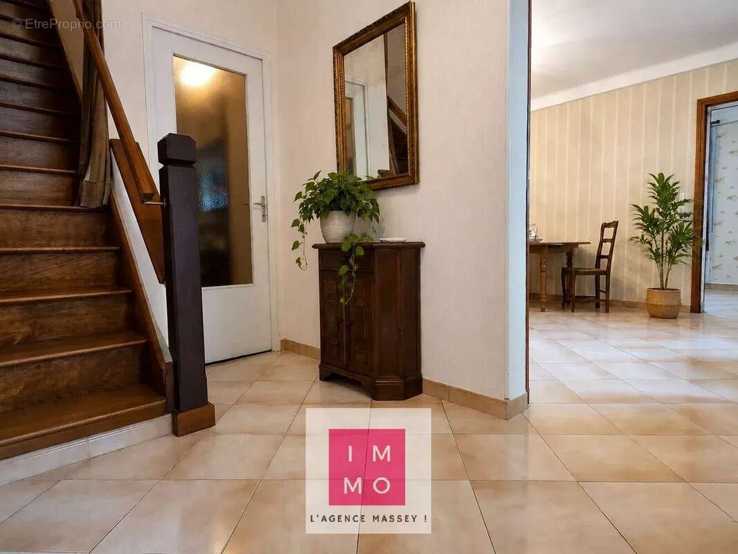 Maison familiale de 140 m² avec grand garage, atelier et jardin clos - photo 10