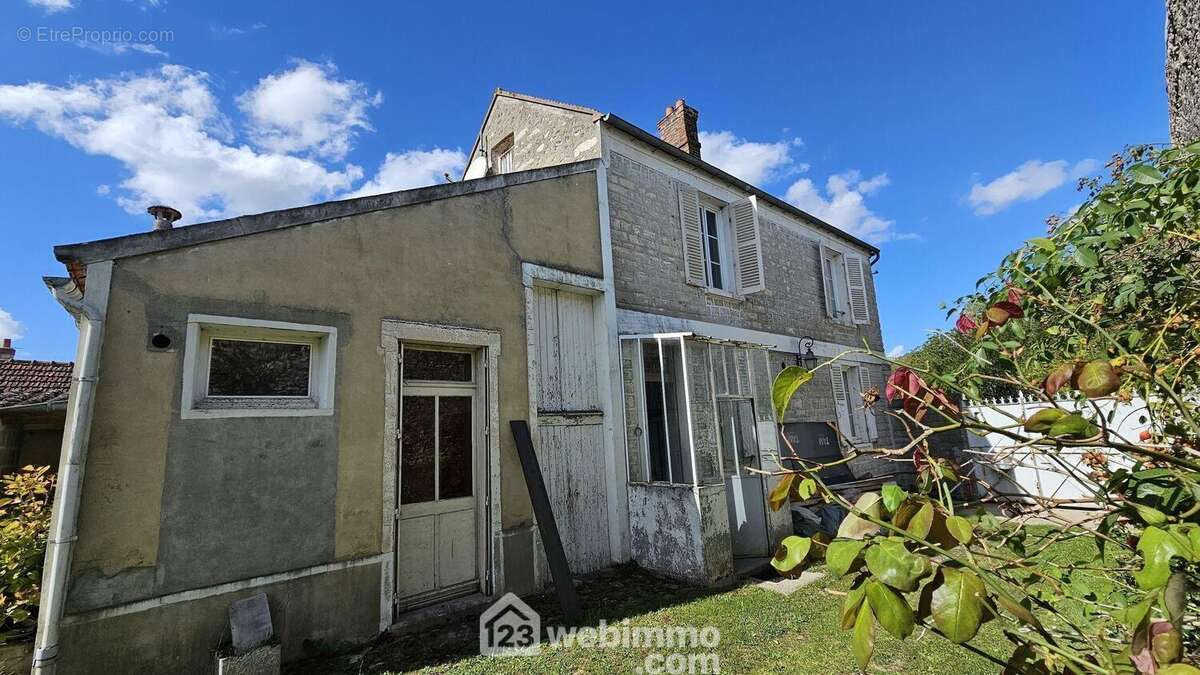 Venez visiter cette maison à rénover sur un terrain de 766 m². - Maison à MILLY-LA-FORET