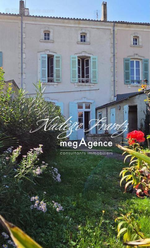 Maison à SAINT-JEAN-D'ANGELY