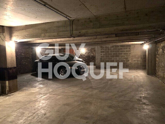 Parking à PARIS-18E