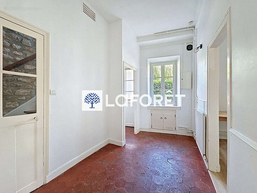 L'alternative idéale à un appartement : une maison de charme au coeur de Crespières. - photo 2