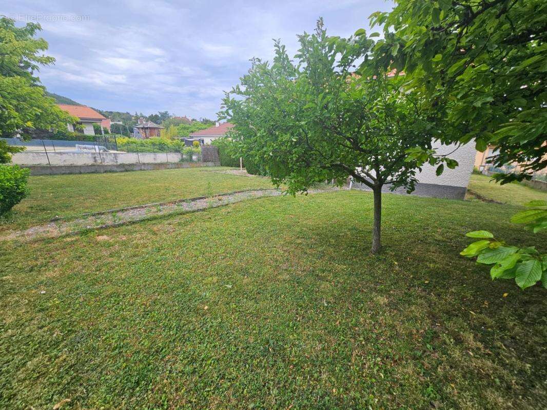 Maison à vendre 4 chambres- 2 garages- terrain 767 m2- LA ROCHE BLANCHE (63670) - photo 2
